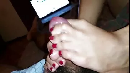 Cô gái ở hành lang thay quần áo, cởi quần lót và áo ngực, thay quần áo và đi vào phòng mà nam thanh niên gọi cô. Anh phim sec me va con re ta đi xung quanh căn hộ với một chiếc máy ảnh và quay phim khiêu dâm tự chế với bạn gái