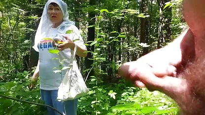 Một trẻ gầy tóc vàng chà trên một dương fim sec me con vật và chị