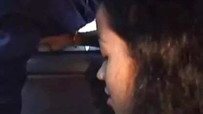 Trẻ babes có vui vẻ trong hồ bơi và hút tinh ranh của một sec me dit con chàng trai