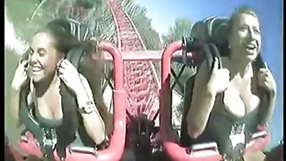 Thiếu niên brunette trồng pim sec me con trên một tinh ranh