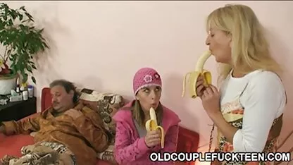 Sexy Babe yêu cầu một người phim sec con trai dit me đàn ông da đen chụp ảnh tự sướng với cô ấy và đổi lại chị với anh ta