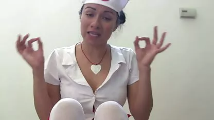 Nữ cảnh sát giữ tên cướp trước phim sec me va con re mũi súng, mở nút ruồi của hắn và bú cặc