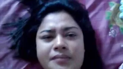 Hoàn toàn có lông brunette vuốt ve có lông chân và masturbates âm phim sec me đạo