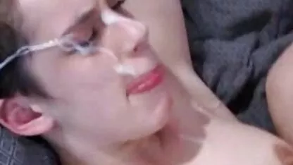 Hai con điếm trong latex trói một anh chàng trên ghế và giật phăng con cặc béo của anh ta, và khi anh ta địt, những con đĩ phim sec con dit me bắt anh ta nuốt tinh trùng của chính mình