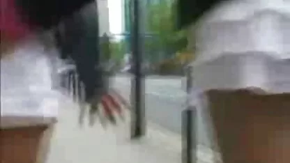 Hai con chó cái thay phiên nhau leo ​​lên dương vật của pim sec me va con chàng công tử, người đã địt mạnh và trút cái chết của họ vào miệng một trong số họ