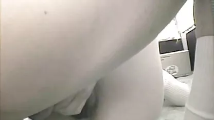 Một cô gái trưởng thành dạy một cô gái trẻ làm fim sec me con một thổi kèn