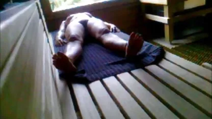 Cô ấy 18 tuổi và thích làm tình thô bạo thô bạo. Cô thích ngồi trên dây xích để hai người đàn ông cắm sừng đánh cô đau điếng, đút sâu vào phimsec me ke con chong miệng.