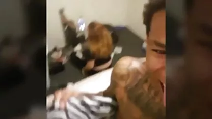 Một trẻ brunette trong ren quần lót quyến sec me con loan luan rũ một người và chị trong hậu môn