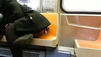 Tại một cuộc họp tốt nghiệp, cô gái tóc vàng Alena Croft với bộ ngực lớn tự cho mình hói phim sec loan luan me