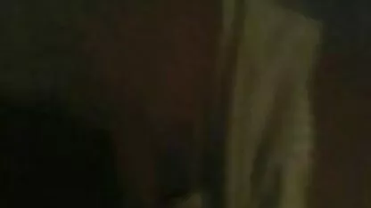 Anh chàng liếm âm hộ của chó cái của anh ấy trong vớ pim sec me con trắng