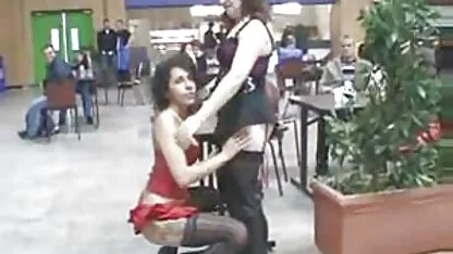 Dễ thương da đen người đàn ông đẩy của anh ấy to lớn vòi phim sec dit me nước vào đen L.