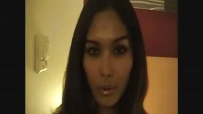 Vũ nữ thoát y nhét sec loan luan me con con cu trần của họ vào miệng khách hàng