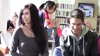 Cô gái tóc vàng bú dương vật, giật mạnh anh ta, và sau đó thay thế cả hai lỗ của cô từ bên dưới để thổi. Mông to phim sec meke của cô ấy có thể dễ dàng chứa anh ta