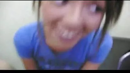 Anh chàng mệt mỏi với việc địt cô bạn gái trẻ vào âm hộ ướt át của mình. Anh nắm bắt thời điểm này và đút cặc vào mông cô. Cô gái hét sec me va con trai lớn nhưng không ngăn được chàng trai