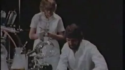 Cô sec mẹ con gái trong màu hồng được fuck trong tất cả các vết nứt