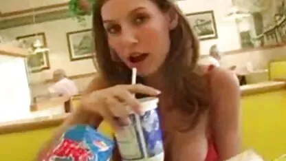 Những cô gái lesbo mảnh mai ngồi xuống chiếc ghế sofa êm ái và bắt đầu nhẹ nhàng âu yếm nhau, gây ra một sự sec me va con trai rung động dễ chịu và kích thích