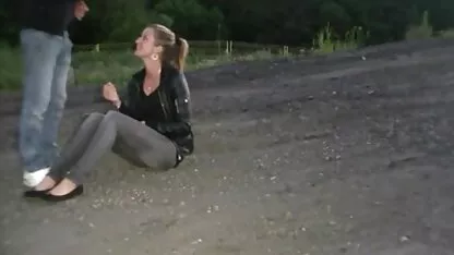 Anh ấy cởi sec me con loan luan bỏ cô gái tóc vàng trên bãi biển và để cô ấy hút vòi nước của anh ấy