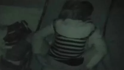 Một trẻ tóc vàng học cách thủ dâm xem phim sec loan luan me con một dương vật với cô ấy chân