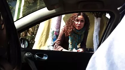 Brunette tuổi teen lượt sec me con dit nhau với vòi nước