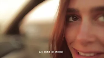 Busty lesbian taxi người lái xe fucks với một sexy sec mẹ con hành khách