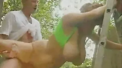 Vì vậy, nó không đau trong khi làm tình với một nigga người có một tinh ranh to lớn, một con chó cái busty làm phiền khe của cô ấy với một sec loan luan me ke tinh ranh cao su