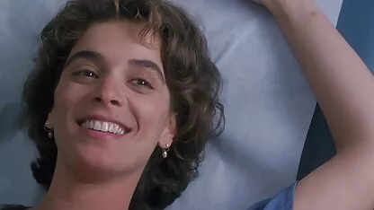 Một cô gái trẻ mua đồ chơi mới trong một cửa hàng tình dục và vội vã chia sẻ niềm vui của mình với một gã yêu ảo, vì cô ta đã nhặt được một dương vật giả có kích thước bằng dương vật của anh ta. Không trì hoãn vấn đề vô thời hạn, cô ấy cởi quần lót của mình và kiểm tra con cặc cao su phim sec meke