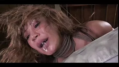 Hậu môn điếm pim sec me con được một mỡ vòi nước trong các đít