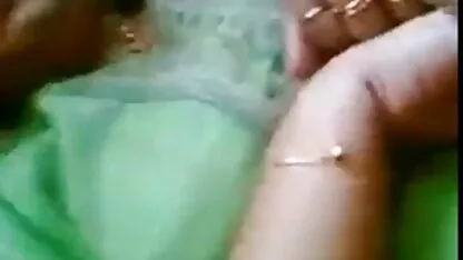 Busty brunette phim sec dit me ruot Amy cho một blowjob trong các nhà bếp