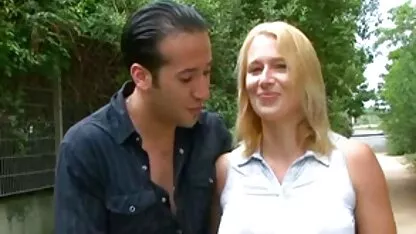 Busty, sexy tóc vàng vuốt ve âm phim sec dit me vo đạo