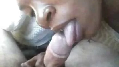 Gà con cho phim sec me va con re lễ Giáng sinh nghịch ngợm gần lò sưởi