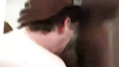 Một brunette với một cạo âm đạo hút một phim sec loan luan me con dit nhau mỡ dương vật