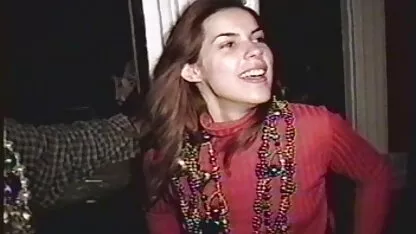 Hai đồng tính nữ quái trên một bàn trong một phim sec loan luon me con quán bar