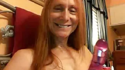 Redhead Daphne yêu sec loan luan me va con đến hút vòi nước trên cô ấy đầu gối