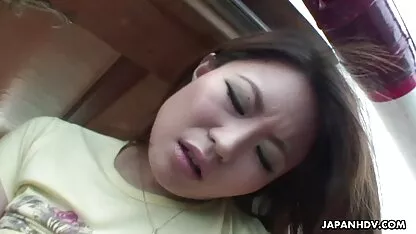 Nhưng trước tiên, cô liếm phim sec mẹ con dương vật của anh ta và để anh ta liếm âm hộ cạo của cô. Và chỉ sau khi quan hệ bằng miệng, người đàn ông đã kéo âm đạo của cô trên thân cây to và đụ nó nóng bỏng ở mọi tư thế