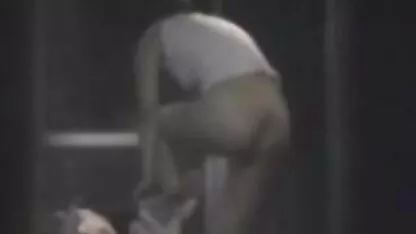 Một con bò cái tơ trẻ tuổi gặp một cậu bé dễ thương bồn chồn, người đã mời cô ấy đến căn hộ của mình và sec me con loan luan hứa với cô ấy rất nhiều niềm vui từ sự thân mật với cậu ấy