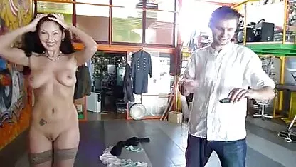 Giả vờ thiếu niên tóc vàng phim sec me va con ở phía trước của máy ảnh