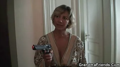 Một Hentai tường thuật kể về câu chuyện của một cô gái tóc đỏ yêu say đắm một kẻ xấu xa, nhưng anh ta chỉ sử dụng âm hộ ẩm ướt của cô để hấp con cặc béo của cô ở đó một cách bẩn thỉu sec me va con trai