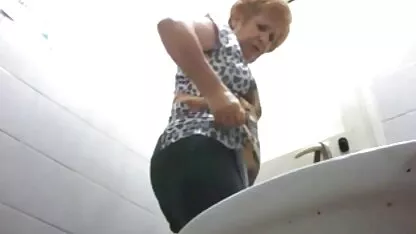 Cam cô gái chị với một trẻ chuyển phát sec me con dit nhau nhanh