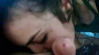 Hai nam giới fucked một brunette trên pim sec me va con các đi văng