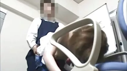 Ban đầu cô ấy thất vọng, nhưng sau đó đồng phim sec tinh me con ý và dang rộng chân ra để quan hệ tình dục qua đường hậu môn