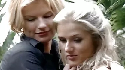 Một người đàn ông đã bắt hai con điếm, một cô gái tóc vàng nóng bỏng và một phụ nữ da đen đam mê, phim sec loan luan me ke mang họ về nhà và đụ những nữ tu sĩ yêu hết mình