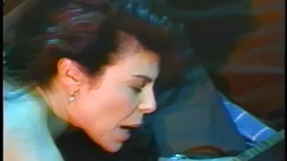 Chó sec con dit me cái Đức tự vuốt ve mình trên giường sofa