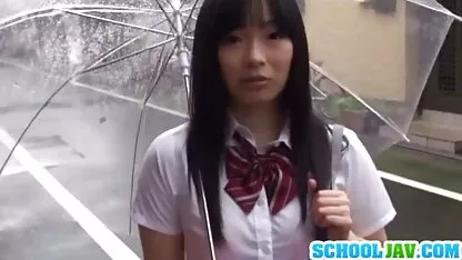 Một cô gái trẻ gỗ mun thích được quay phim phim sec loan luan me va con trai