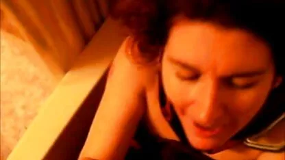 Khoác lên mình bộ đồng phục của một sinh viên đại học, mẹ bắt đầu trò chơi nhập vai, chồng đóng vai một giáo viên nghiêm khắc, người đã trừng xem phim sec loan luan me con phạt cô bằng một trò chơi không vâng lời