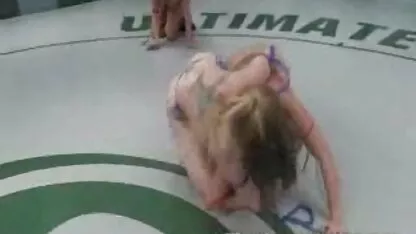 Anh chàng xấu xí pim sec me con đụ một em bé quyến rũ trong tất cả các lỗ thân mật của cô ấy, người từ lâu đã mơ ước được thử một con cặc dày và khỏe