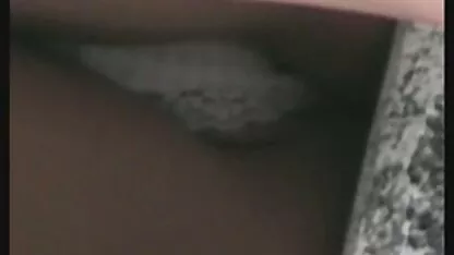 Một cô gái trẻ tóc nâu cho thấy những gì cô ấy phim sec loan luan me có khả năng tình dục