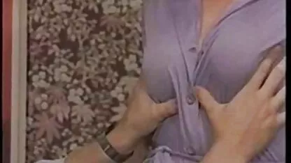 Một người bạn ở đâu đó đã đón một người đẹp lộng phim sec loan luan me con ruot lẫy, mặc quần áo cho cô ấy và phóng xe đạp của anh ta về biệt thự, nơi các chàng trai đã có một thời gian vui vẻ, đụ cô ấy sâu trong miệng và trong đít.