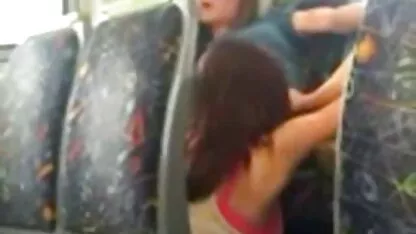 Hai chàng trai đối ﻿phim sec me con xử bằng tình huống cao gối với gà