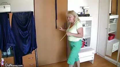 Một cô gái trẻ vào làm giúp việc cho một con nhà giàu, biết rằng kiếm được một công việc không hề dễ dàng nhưng cô rất hạnh phúc khi phin sec me con hóa ra bà chủ là một người cuồng tín và đồng tính nữ.