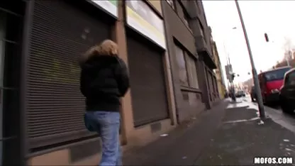 Trèo vào những tủ phim sec dit me vo quần áo và thủ dâm L.